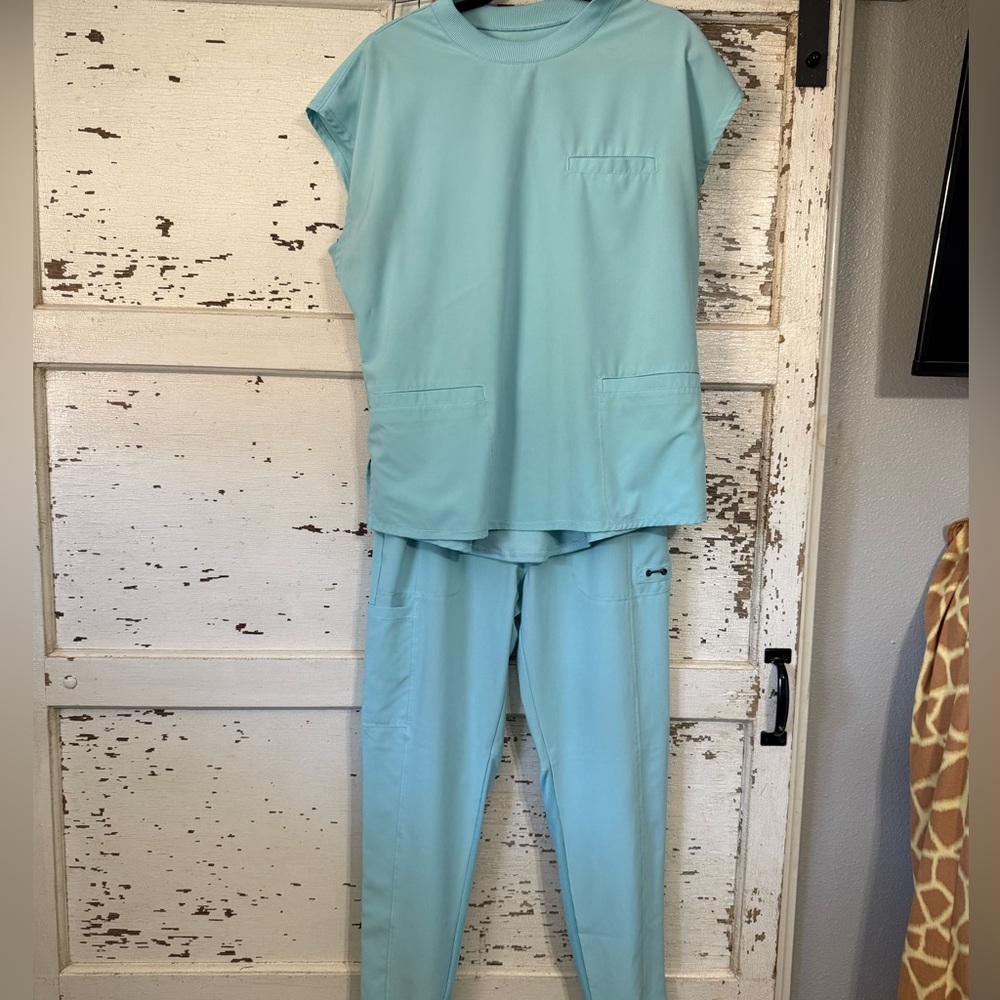 Infinity Light Blue/Aqua Scrub Set Large Top Medium Bottom tuck In or Out
